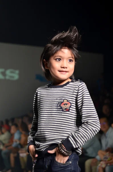 THAILAND, BANGKOK- OCT 2013 : A model walks the runway at the IK — Stock Photo, Image