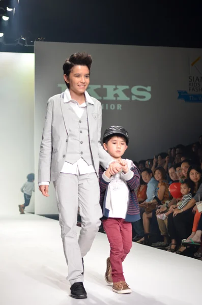 THAILAND, BANGKOK- OCT 2013 : A model walks the runway at the IK — Stock Photo, Image