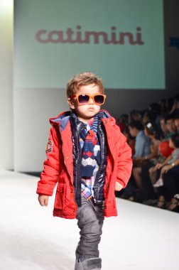 Tayland, bangkok-Ekim 2013: manken kı pist yürür