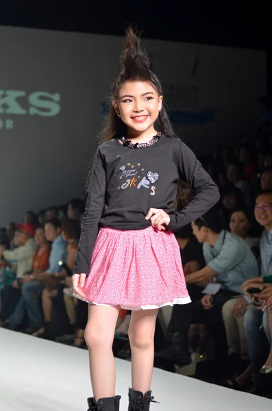 THAILAND, BANGKOK- OCT 2013 : A model walks the runway at the IK — Stock Photo, Image