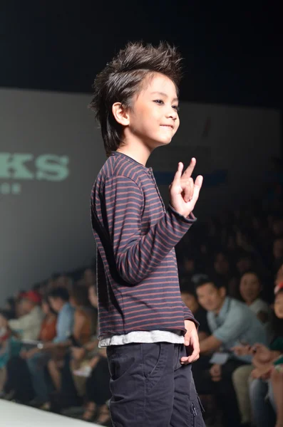 THAILAND, BANGKOK- OCT 2013 : A model walks the runway at the IK — Stock Photo, Image