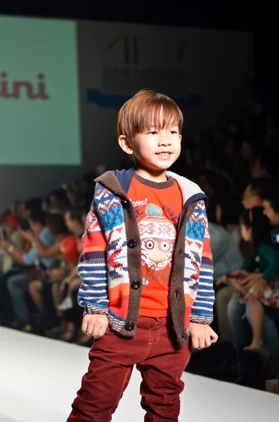 THAILAND, BANGKOK- OCTOBER 2013 : A model walks the runway at Ki — Stock Photo, Image