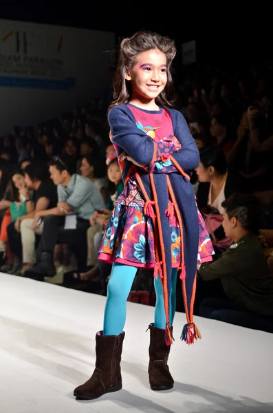 THAILAND, BANGKOK- OCTOBER 2013 : A model walks the runway at Ki — Stock Photo, Image