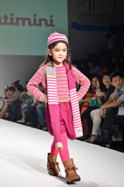 THAILAND, BANGKOK- OCTOBER 2013 : A model walks the runway at Ki — Stock Photo, Image