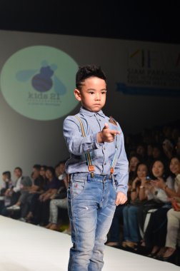 Tayland, bangkok-Ekim 2013: manken kı pist yürür