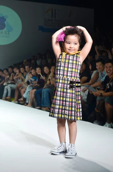 THAILAND, BANGKOK- OCT 2013 : A model walks the runway at the Ki — Stock Photo, Image