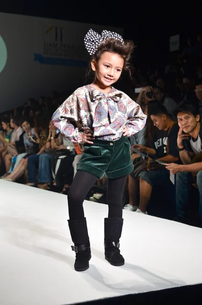 THAILAND, BANGKOK- OCT 2013 : A model walks the runway at the Ki — Stock Photo, Image