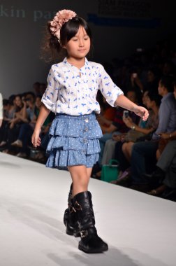 Tayland, bangkok-Ekim 2013: pu pist model yürür