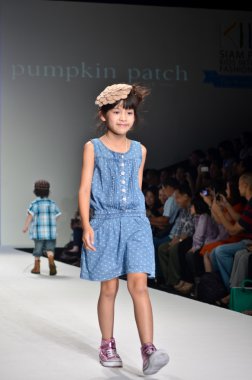 Tayland, bangkok-Ekim 2013: pu pist model yürür