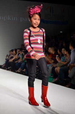 Tayland, bangkok-Ekim 2013: pu pist model yürür