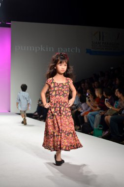 Tayland, bangkok-Ekim 2013: pu pist model yürür