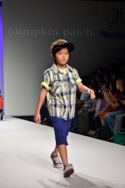 Tayland, bangkok-Ekim 2013: pu pist model yürür