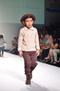 Tayland, bangkok-Ekim 2013: bir model le pist yürür