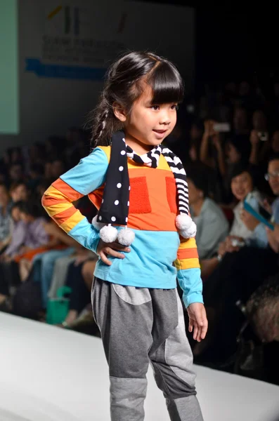 THAILAND, BANGKOK- OCT 2013 : A model walks the runway at the LA — Stock Photo, Image