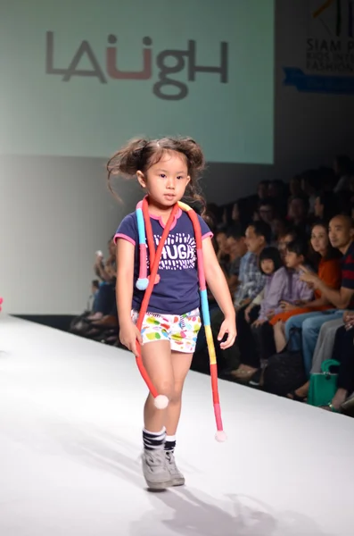 THAILAND, BANGKOK- OCT 2013 : A model walks the runway at the LA — Stock Photo, Image