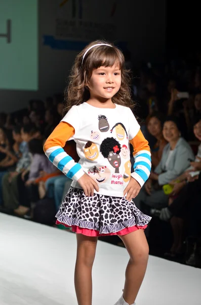 THAILAND, BANGKOK- OCT 2013 : A model walks the runway at the LA — Stock Photo, Image