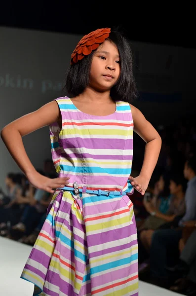 THAILAND, BANGKOK- OCT 2013 : A model walks the runway at the PU — Stock Photo, Image