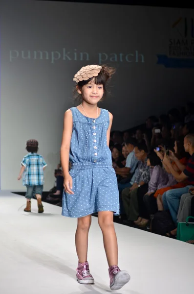 THAILAND, BANGKOK- OCT 2013 : A model walks the runway at the PU — Stock Photo, Image