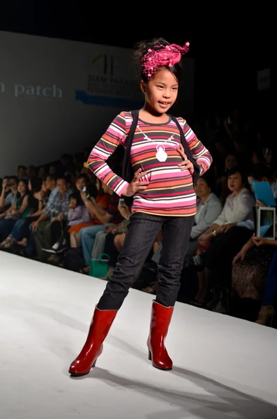 THAILAND, BANGKOK- OCT 2013 : A model walks the runway at the PU — Stock Photo, Image