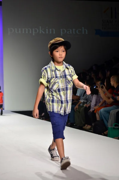 THAILAND, BANGKOK- OCT 2013 : A model walks the runway at the PU — Stock Photo, Image