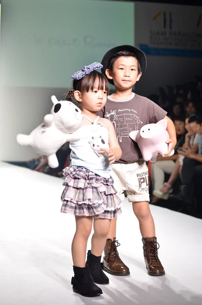 THAILAND, BANGKOK- OCT 2013 : A model walks the runway at the LE — Stock Photo, Image