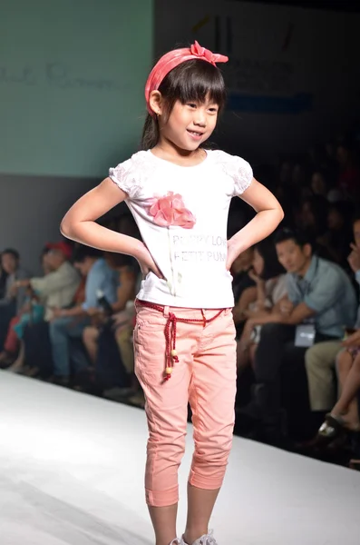 THAILAND, BANGKOK- OCT 2013 : A model walks the runway at the LE — Stock Photo, Image
