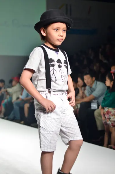 THAILAND, BANGKOK- OCT 2013 : A model walks the runway at the LE — Stock Photo, Image