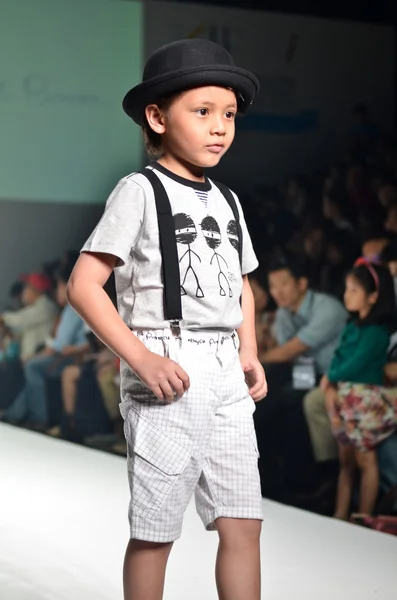 THAILAND, BANGKOK- OCT 2013 : A model walks the runway at the LE — Stock Photo, Image