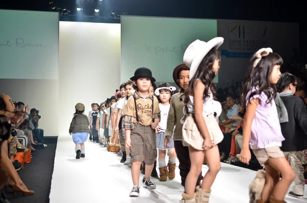 THAILAND, BANGKOK- OCT 2013 : A model walks the runway at the LE — Stock Photo, Image