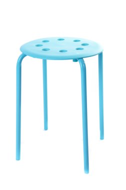 Mavi sandalye beyaz arkaplanda izole edildi.