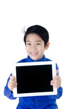 tablet bilgisayarda izole backgro ile küçük Asyalı çocuk gülümsüyor