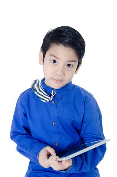 Heureux enfant asiatique avec tablette sur fond isolé — Photo