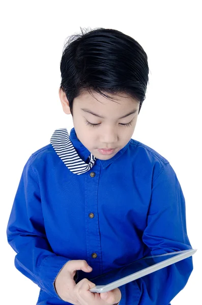 Ευτυχισμένο παιδί Ασίας με υπολογιστή δισκίο σε απομονωμένες φόντο — Φωτογραφία Αρχείου