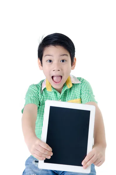 Χαριτωμένο έκπληκτος Ασίας αγόρι με υπολογιστή δισκίο σε απομονωμένες έκφραση — Φωτογραφία Αρχείου