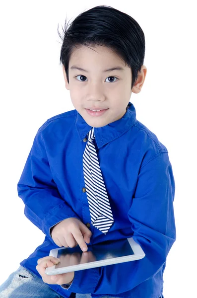 Ευτυχισμένο παιδί Ασίας με υπολογιστή δισκίο σε απομονωμένες φόντο — Φωτογραφία Αρχείου