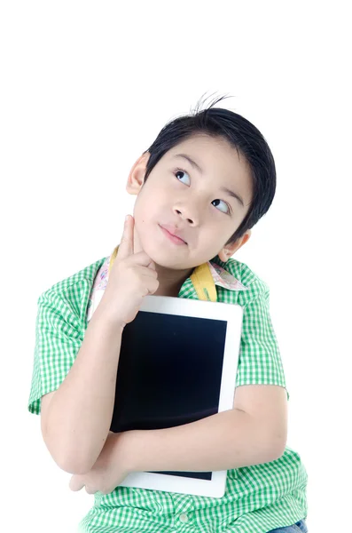 Kleine Aziatische jongen denken dat met de tablet pc op isolat — Stockfoto