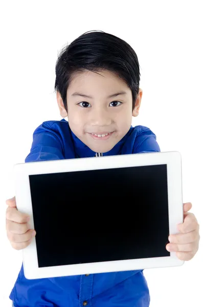 Λίγο Ασίας αγόρι χαμόγελα με υπολογιστή δισκίο σε απομονωμένες backgro Εικόνα Αρχείου