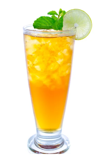 beyaz zemin üzerine limonlu buzlu çay bardak