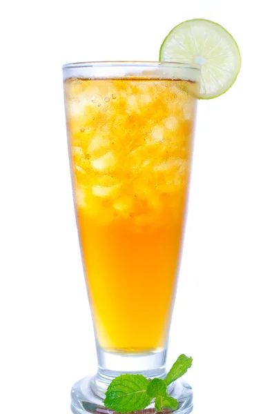 Bicchiere di tè freddo con limone su sfondo bianco — Foto Stock