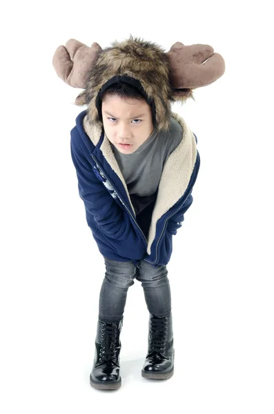 Piccolo asiatico arrabbiato ragazzo indossare inverno vestiti — Foto Stock