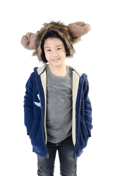 Petit garçon sourire asiatique avec capuche de renne portant des vêtements d'hiver — Photo