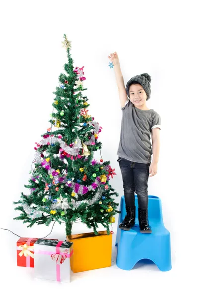 Asiatische süße junge mit geschenkbox, schmücken weihnachtsbaum . — Stockfoto