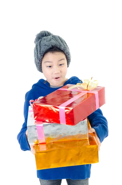 Weinig Aziatische schattige jongen met de doos van de gift, verrassen gezicht — Stockfoto