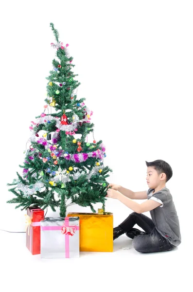Asiatisk söt pojke med presentförpackning, dekorera julgran . — Stockfoto