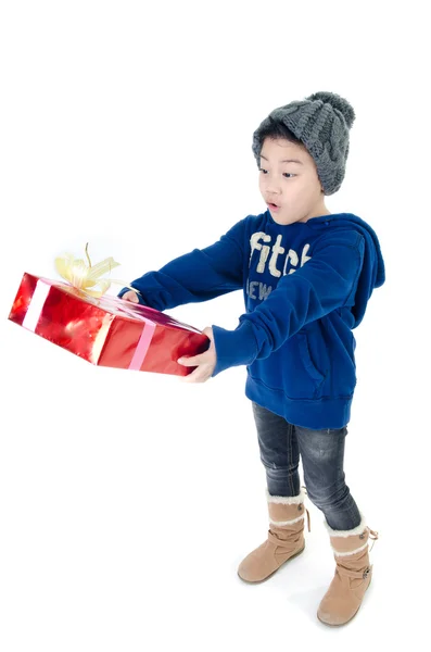 Pequeño asiático lindo chico con regalo caja — Foto de Stock