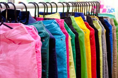 renkli Pantolon Askıları ile jean