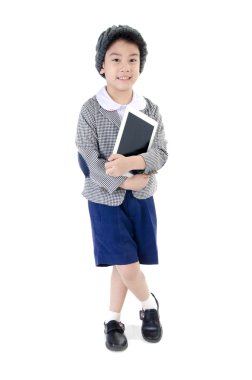 Asyalı çocuk öğrenci üniforma ile tablet bilgisayarda