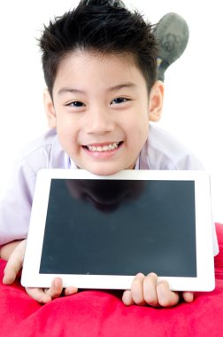 Asyalı çocuk öğrenci üniforma ile tablet bilgisayarda