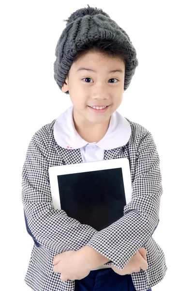 Poco asiático chico en estudiante 's uniforme con tablet ordenador en es — Foto de Stock