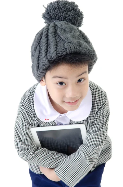 Маленький азіатський хлопчик у студентській формі з планшетним комп'ютером — стокове фото